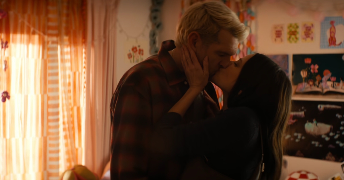 Sasha and Esther kissing in Nobody Wants This